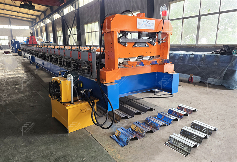 &Eacute;quipement de formage de t&ocirc;les collaborantes