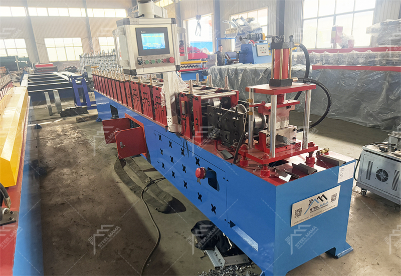 M&aacute;quina KR18 para uni&oacute;n de paneles con clip en Z 