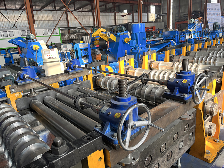 Maquinaria para tanques met&aacute;licos