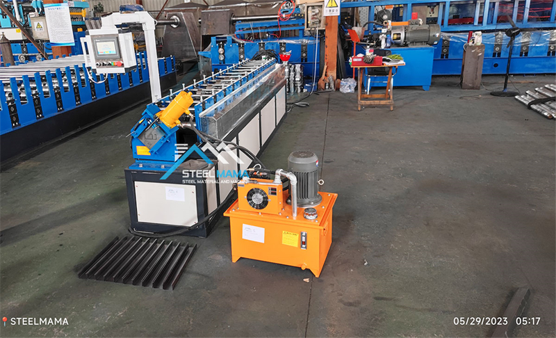 Dobladora autom&aacute;tica para pernos en C y U