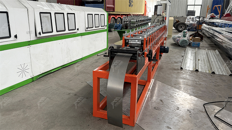 Equipo para producir cortinas met&aacute;licas galvanizadas