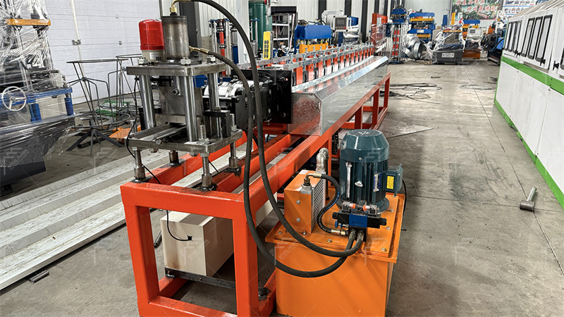 Tren de conformado de persianas de seguridad