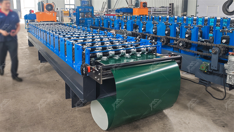 Perfiladora de l&aacute;minas met&aacute;licas con patr&oacute;n de