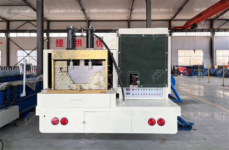 Formadora de paneles curvos autoportantes