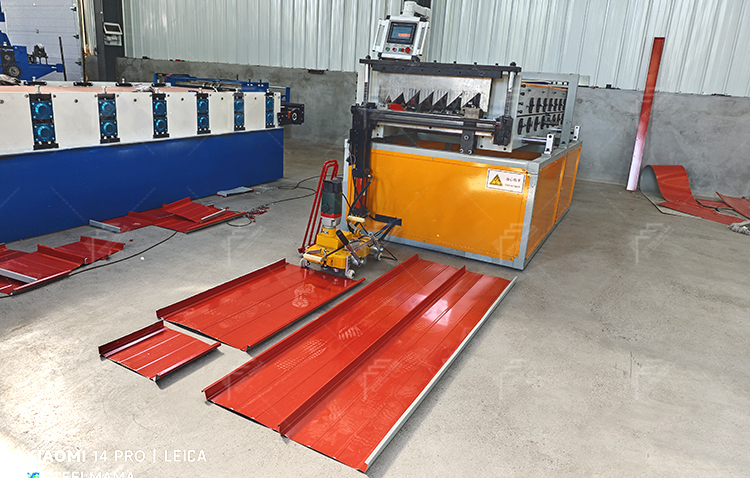 M&aacute;quina formadora paneles junta alzada