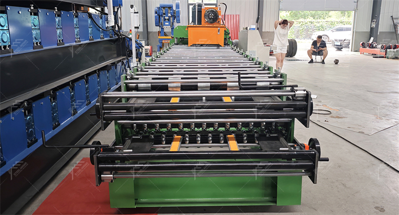 M&aacute;quina de tejas met&aacute;licas de doble capa