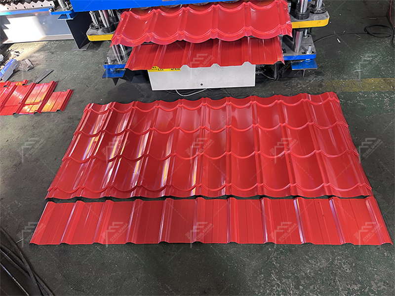 Equipo para producir l&aacute;minas de techo 