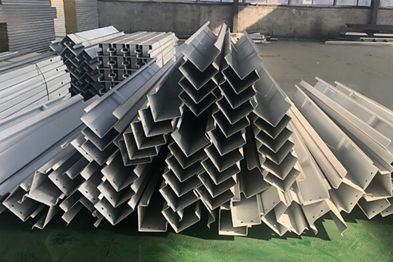 Perfiladora de postes y paneles para contenedores