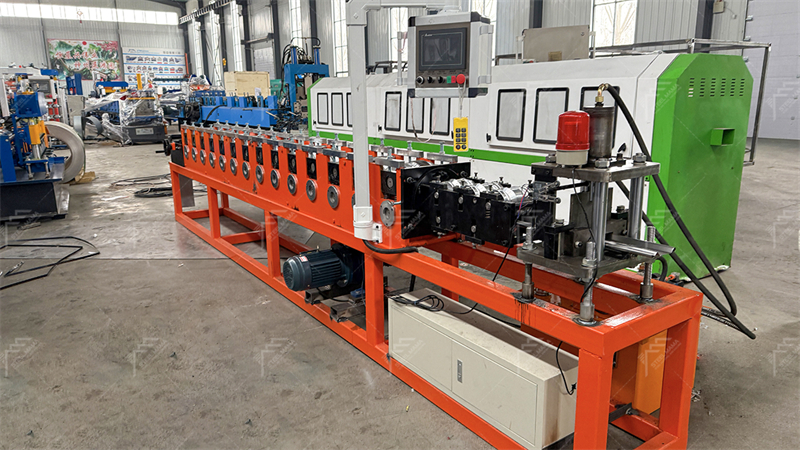 M&aacute;quina de corte y perfilado para lamas enrollables