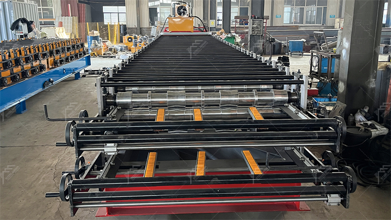 M&aacute;quina formadora de l&aacute;minas para techos