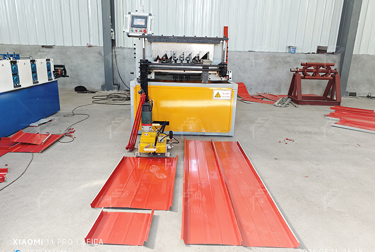 Equipo perfilado paneles techo met&aacute;lico continuo