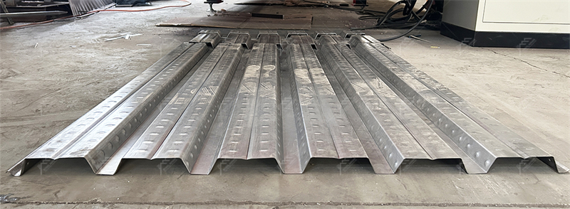 Machine &agrave; profiler les t&ocirc;les collaborantes