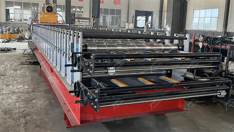 M&aacute;quina de tejas met&aacute;licas de doble capa