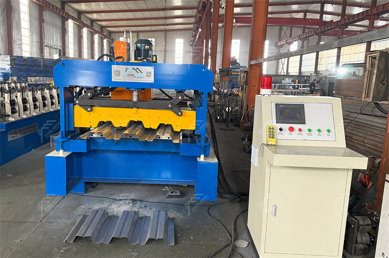 Machine &agrave; profiler les t&ocirc;les collaborantes