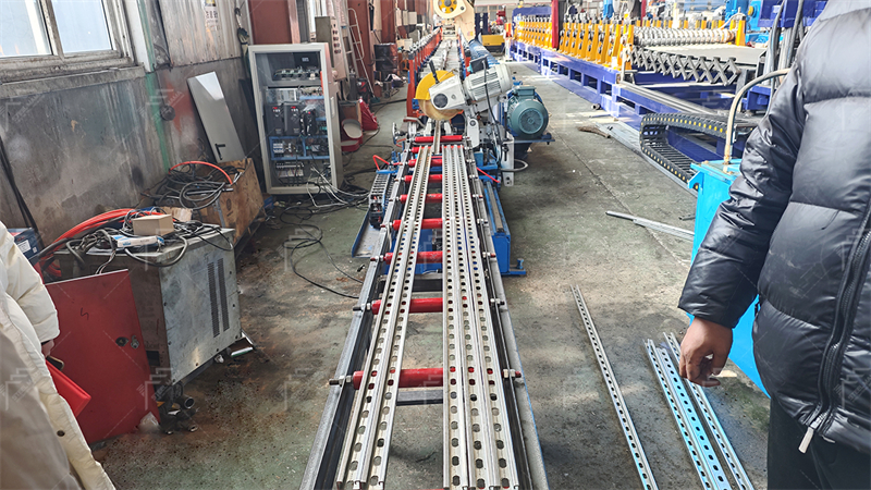 M&aacute;quina plegadora perfiles solares